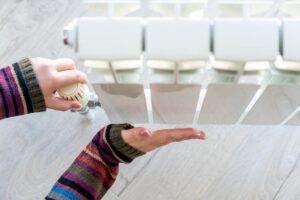 Ragazza che prova ad accendere i termosifoni