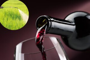 vino e agricoltore versa pesticidi