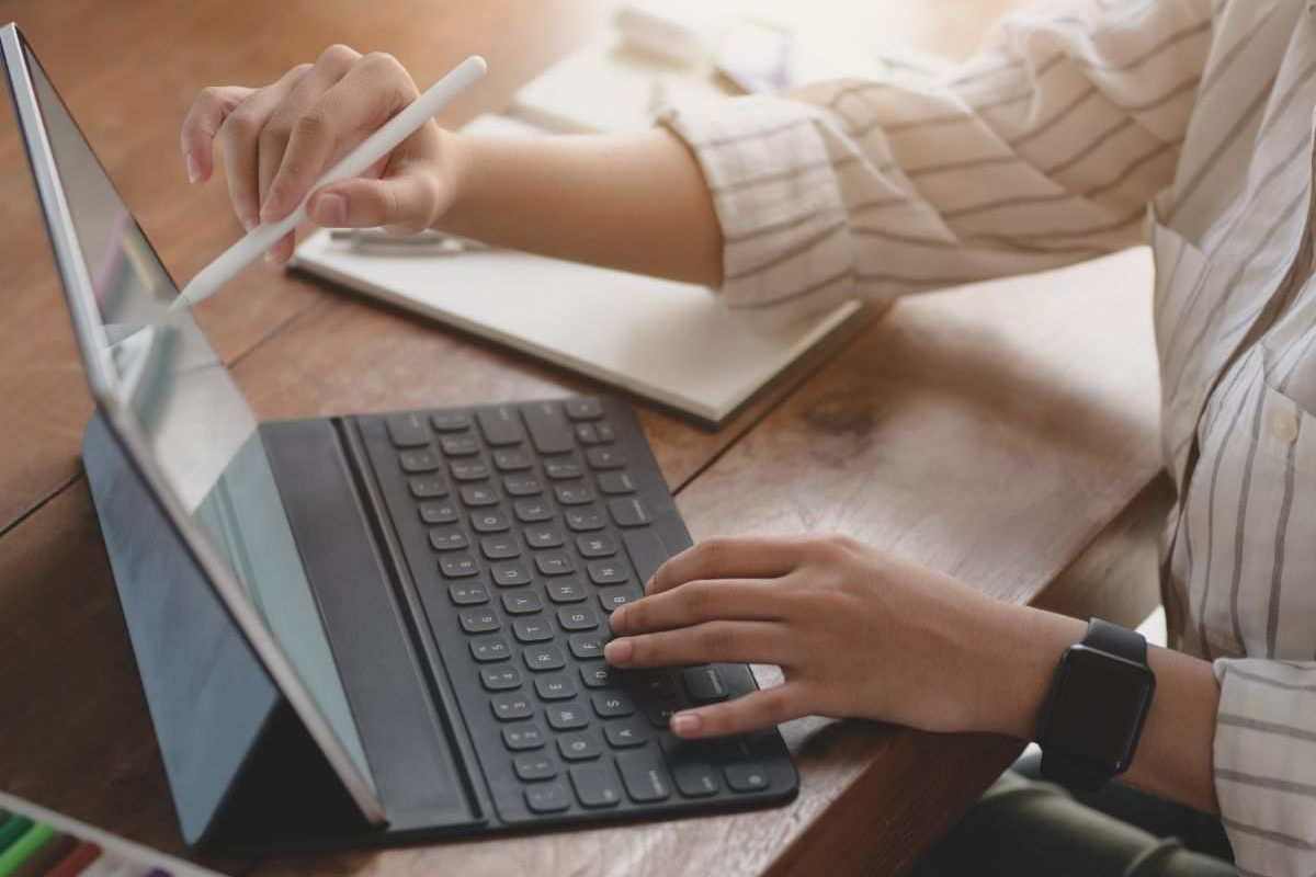 persona che lavora in Smart Working 