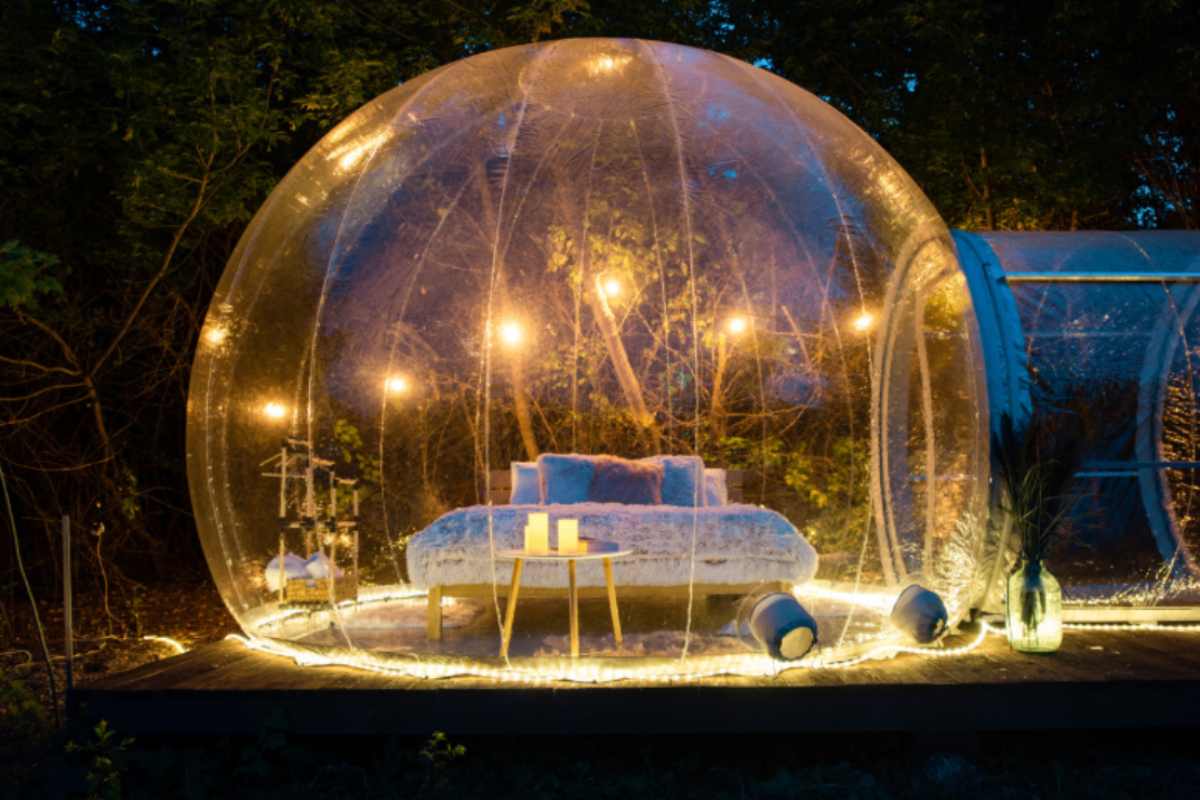 una bubble room illuminata con dentro il letto di notte