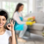 donna pulisce divano e un'altra sorridente che fa ok con le mani