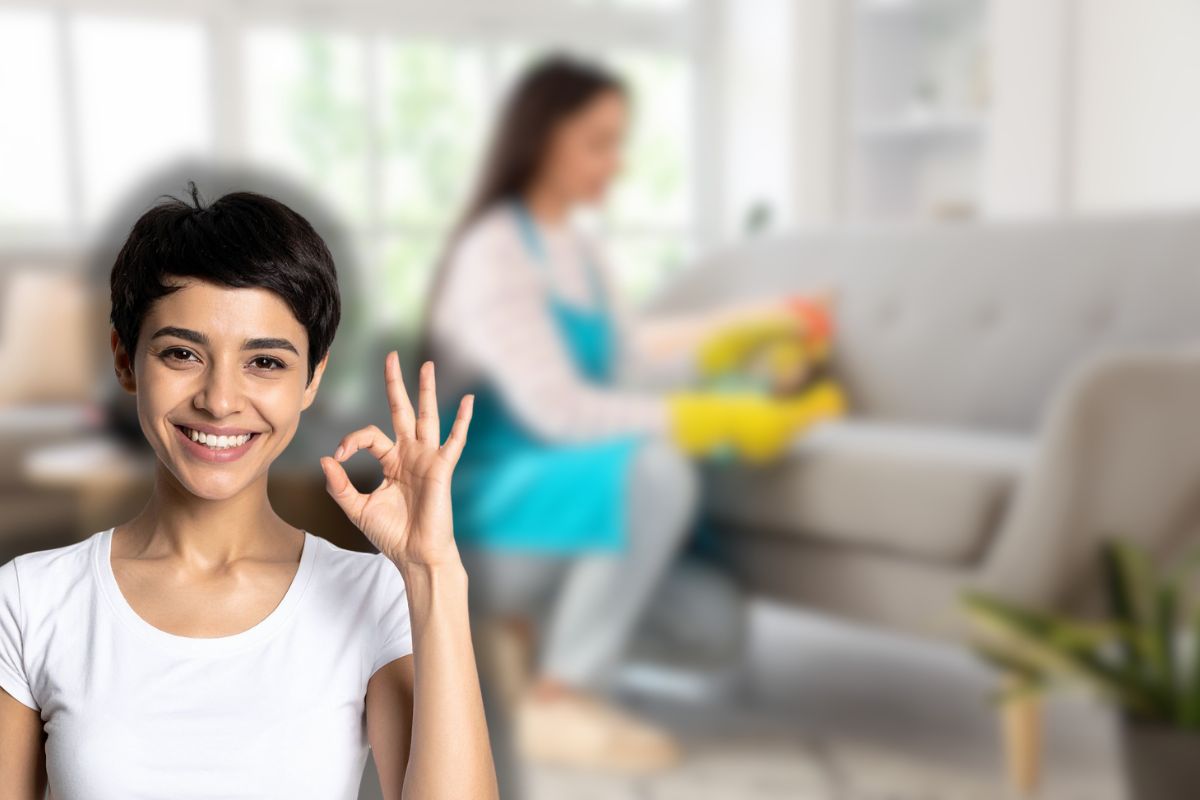 donna pulisce divano e un'altra sorridente che fa ok con le mani 