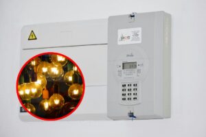 Un contatore di nuova generazione e, in evidenza, delle lampadine a incandescenza