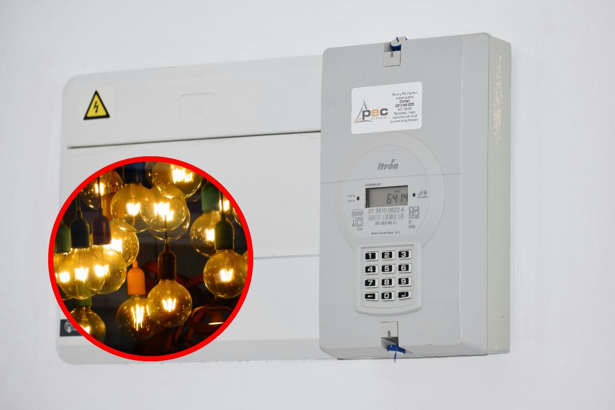 Un contatore di nuova generazione e, in evidenza, delle lampadine a incandescenza