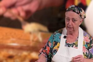Alessandra Spisni con grembiule e finocchi sullo sfondo sfocati
